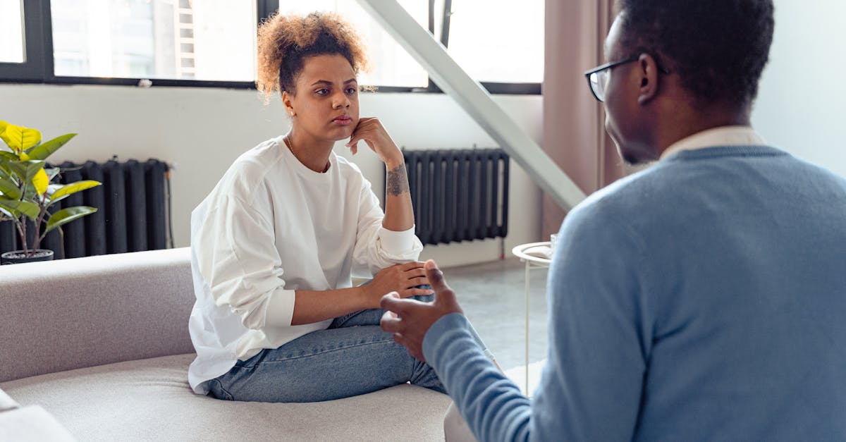 découvrez l'art du langage corporel : apprenez à décoder les gestes, les postures et les expressions faciales pour améliorer votre communication et développer des relations plus authentiques. explorez les clés du non-verbal et son impact dans nos interactions quotidiennes.