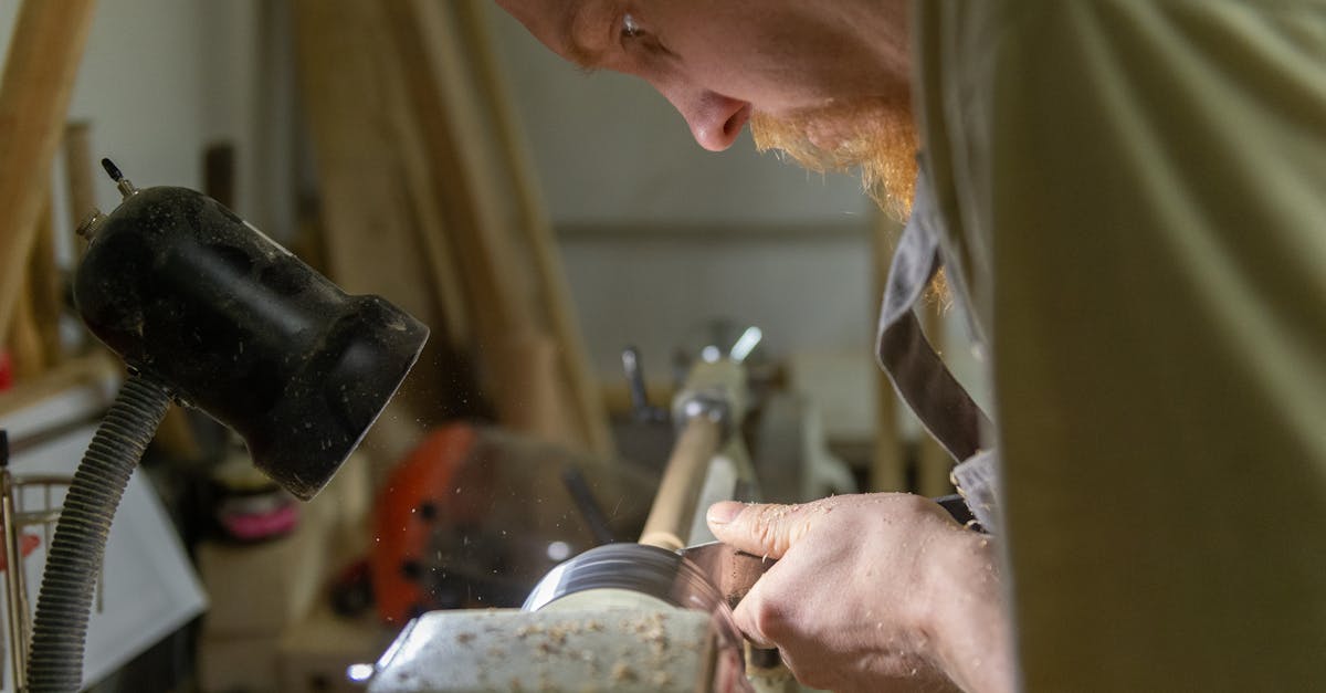 découvrez l'univers du charpentier, un artisan passionné par le travail du bois, capable de concevoir et réaliser des structures solides et esthétiques. apprenez les techniques traditionnelles et modernes qui font de ce métier un art à part entière.