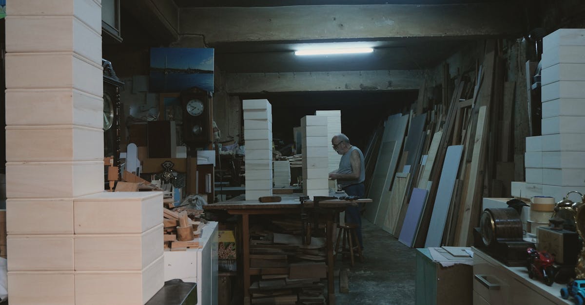 découvrez l'univers du menuisier : un artisan passionné qui façonne le bois pour créer des meubles, des structures sur mesure et des aménagements intérieurs uniques. apprenez les techniques de menuiserie, les projets inspirants et les conseils pour sublimer votre espace.