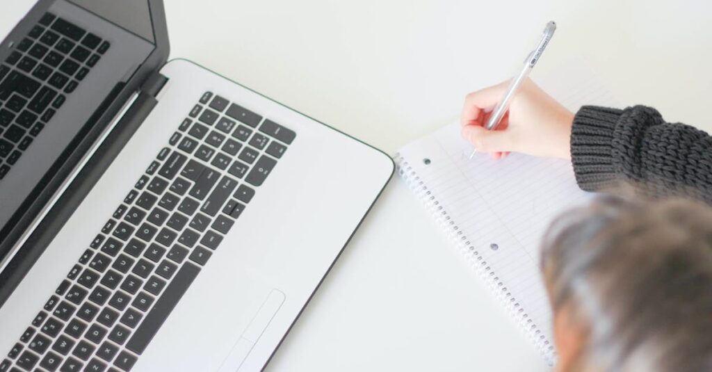 découvrez le rôle crucial du copywriter dans le monde du marketing digital. grâce à des compétences en rédaction persuasive, un copywriter crée des contenus captivants qui engagent le public et augmentent les conversions. apprenez comment un bon copywriting peut transformer votre stratégie de communication.