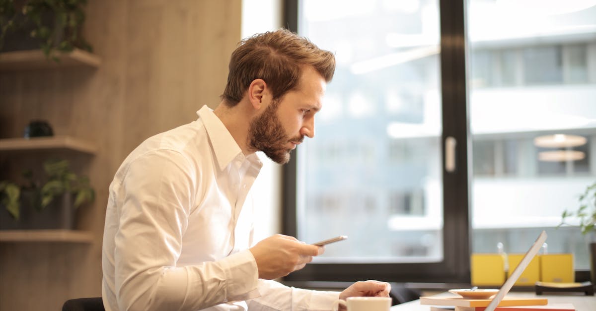 découvrez le rôle essentiel de l'analyste rh dans la gestion des ressources humaines. ce professionnel analyse les données liées au personnel pour optimiser les performances, soutenir la prise de décision stratégique et améliorer l'expérience des employés.