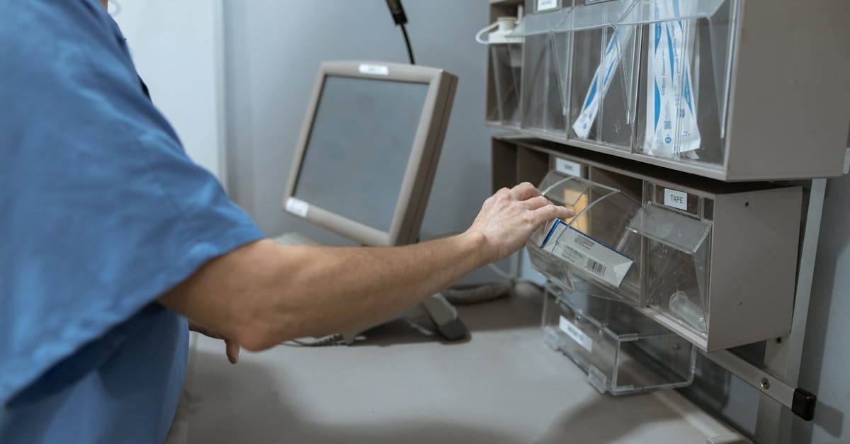 découvrez le rôle essentiel des assistants médicaux dans le système de santé. apprenez comment ces professionnels soutiennent les médecins, optimisent les soins aux patients et contribuent à l'efficacité des pratiques médicales. explorez les compétences requises et les opportunités de carrière dans ce domaine en pleine expansion.