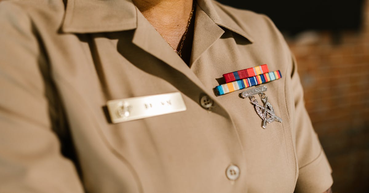 découvrez le monde fascinant des officiers militaires, acteurs essentiels de la défense et de la stratégie, qui allient leadership, discipline et expertise pour assurer la sécurité nationale et mener des missions complexes.