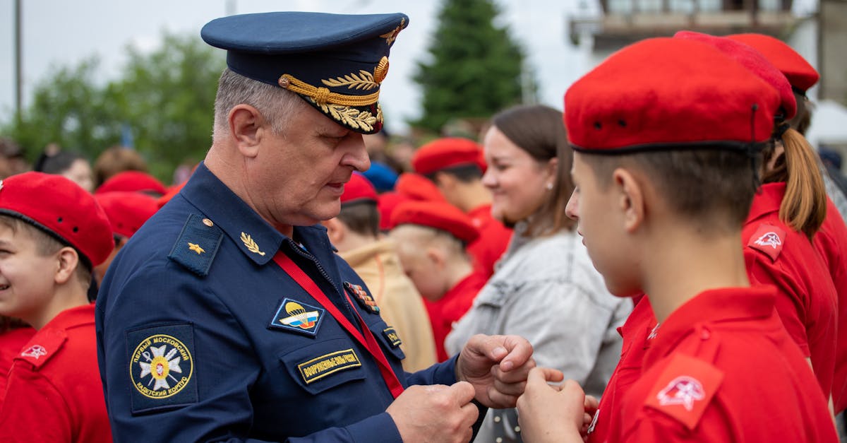 découvrez le rôle essentiel des officiers militaires, leurs responsabilités, leurs formations et leur impact sur la défense nationale. explorez les carrières passionnantes et les défis auxquels ils font face dans le service militaire.