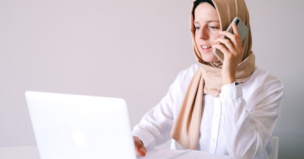 découvrez le métier de développeur mobile : des compétences techniques à l'innovation, explorez les tendances, les outils et les meilleures pratiques pour créer des applications mobiles performantes et engageantes.