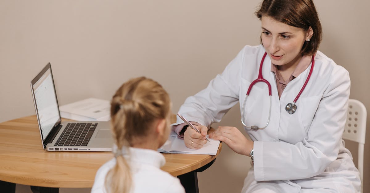 découvrez un spécialiste dévoué à la santé des enfants : notre pédiatre vous guide à travers les étapes du développement de votre enfant, offre des conseils personnalisés et des soins médicaux adaptés pour assurer leur bien-être.
