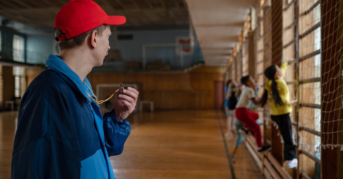 découvrez le rôle essentiel d'un enseignant en éducation physique, chargé de promouvoir la santé, le bien-être et le sport chez les élèves. apprenez comment ces professionnels inspirent les jeunes à adopter un mode de vie actif et équilibré tout en développant leurs compétences motrices.