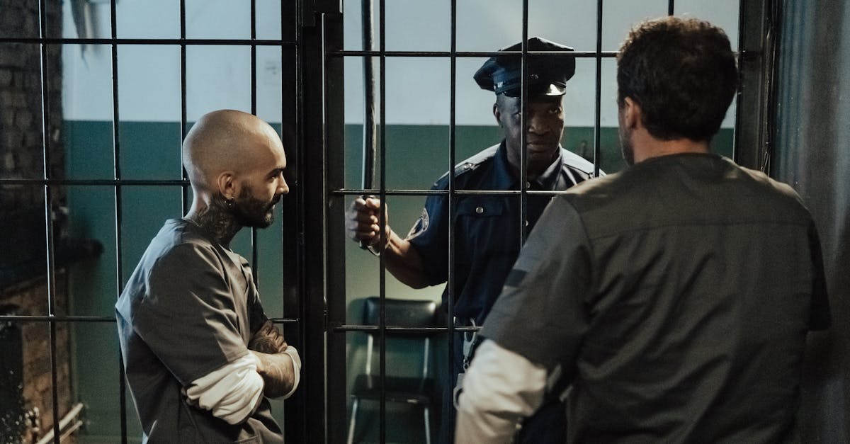 découvrez le quotidien des gardiens de prison, leur rôle essentiel dans la sécurité des établissements pénitentiaires et les défis qu'ils rencontrent au quotidien. plongez dans une profession souvent méconnue et explorez les compétences requises pour assurer le maintien de l'ordre et le respect des règles en milieu carcéral.