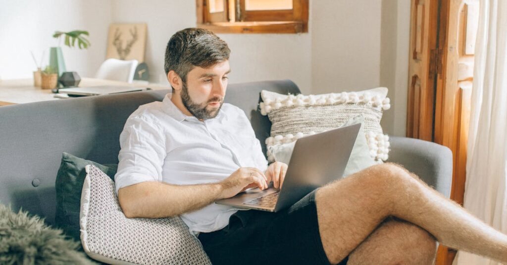 découvrez les avantages et les défis du travail à distance, ainsi que des conseils pratiques pour améliorer votre productivité et équilibrer vie professionnelle et personnelle. explorez les meilleures pratiques pour rester connecté avec vos collègues et maximiser votre efficacité en télétravail.
