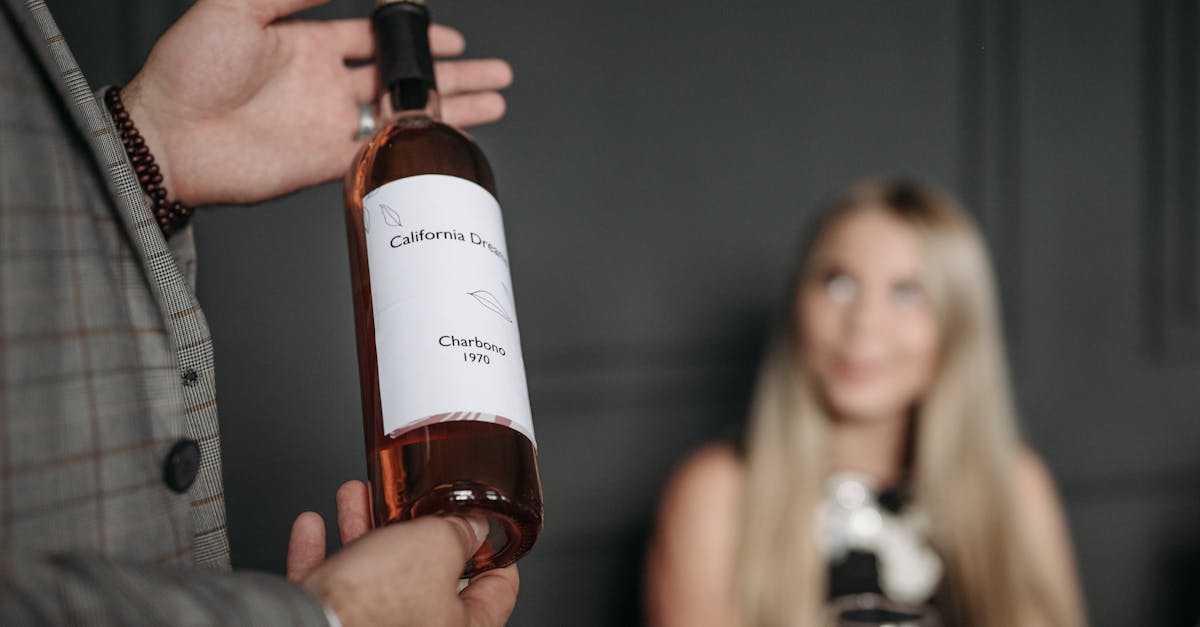 découvrez l'art du métier de sommelier, ce professionnel passionné qui maîtrise l'harmonie entre vins et mets. apprenez comment un sommelier sélectionne, déguste et recommande des vins pour sublimer vos repas, tout en partageant des conseils et des astuces pour enrichir votre expérience gastronomique.