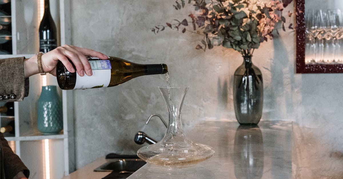 découvrez l'art du sommelier, un expert passionné par le vin. apprenez à choisir, déguster et marier les vins pour sublimer vos plats et vos moments, tout en explorant les différentes régions viticoles et leurs secrets. plongez dans l'univers fascinant des arômes et des saveurs.