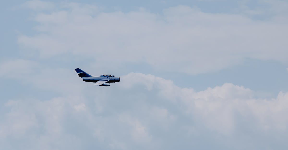 découvrez le métier d'officier de l'air force : missions, formation, responsabilités et qualités requises pour rejoindre les forces aériennes et assurer la sécurité nationale.