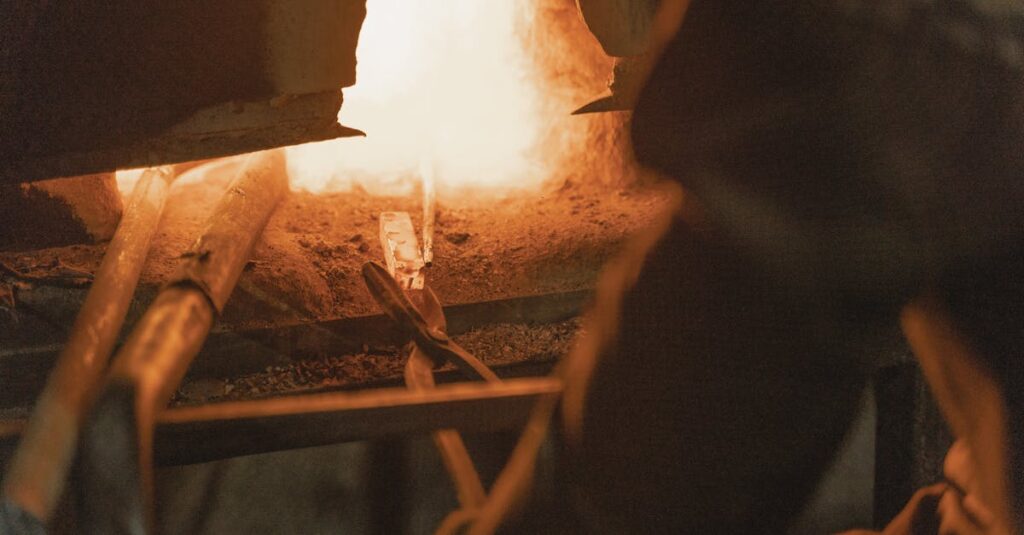 découvrez le métier de forgeron : histoire, techniques de forge, outils essentiels et savoir-faire traditionnel pour façonner le métal.