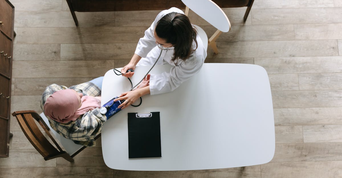 découvrez le rôle essentiel du pharmacien hospitalier, spécialiste du médicament au sein des établissements de santé, garantissant la sécurité, l'efficacité et la gestion optimale des traitements pour les patients hospitalisés.