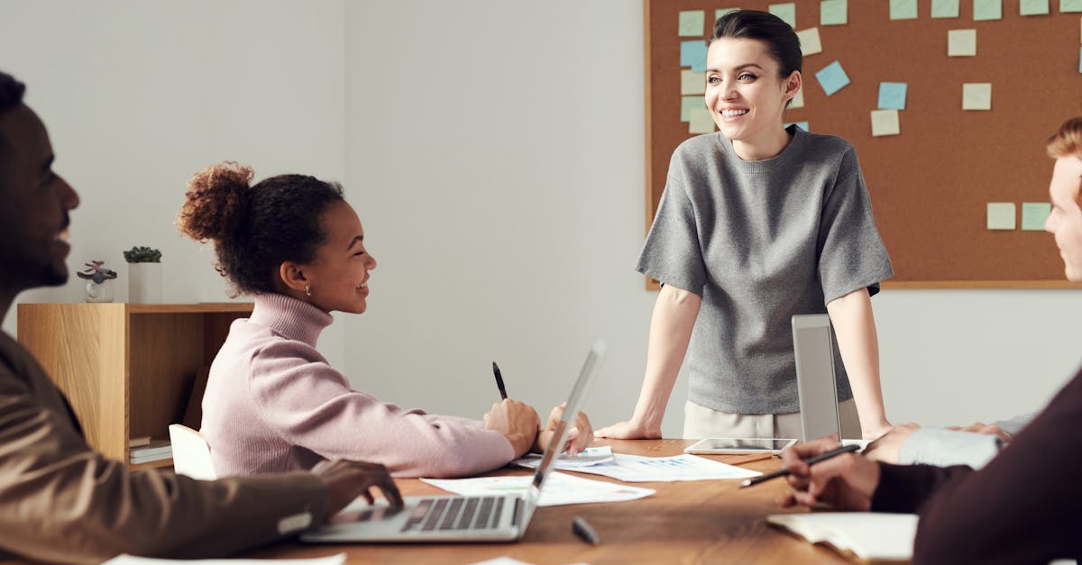 découvrez tout ce qu'il faut savoir sur les stages (internships) : définition, avantages, conseils pour trouver le bon stage et réussir votre expérience professionnelle.