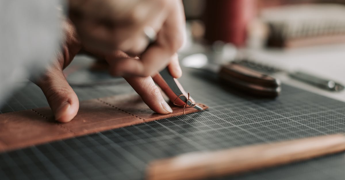 découvrez l'art du travail du cuir : conseils, techniques et idées créatives pour maîtriser le leatherworking, que vous soyez débutant ou confirmé. transformez vos projets avec style et savoir-faire !