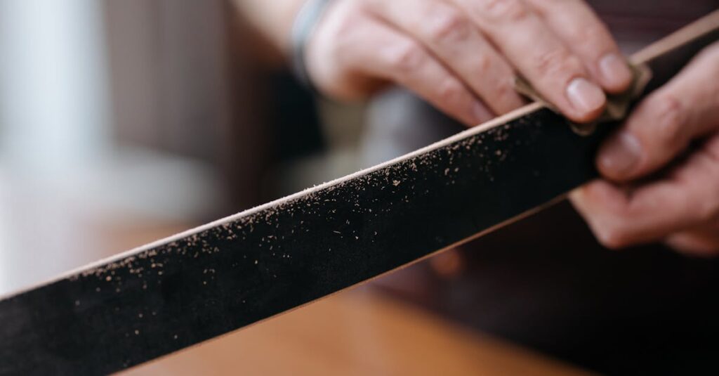 découvrez l'art du travail du cuir, des techniques traditionnelles aux astuces modernes, pour créer des objets uniques et durables. apprenez pas à pas le leatherworking et laissez libre cours à votre créativité.