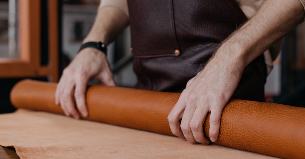 découvrez l'art du travail du cuir : techniques, outils essentiels, astuces et inspirations pour créer des objets uniques et durables grâce au leatherworking.