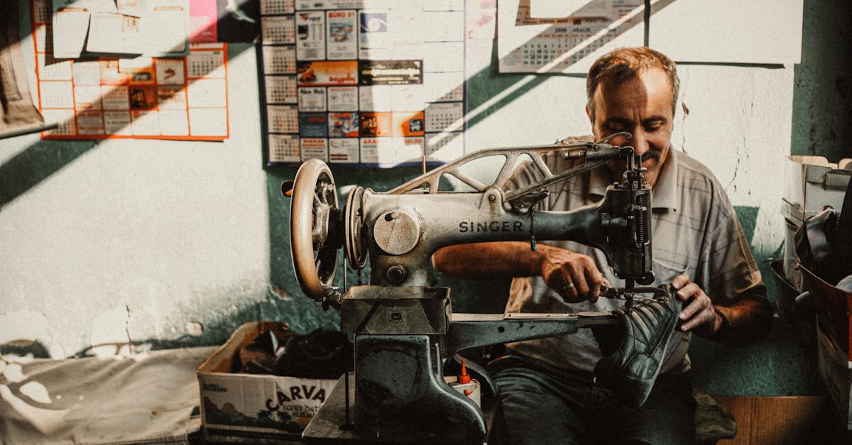 découvrez les bases et techniques du leatherworking : outils, méthodes de travail du cuir, astuces de création d’objets artisanaux et entretien pour des réalisations durables et authentiques.