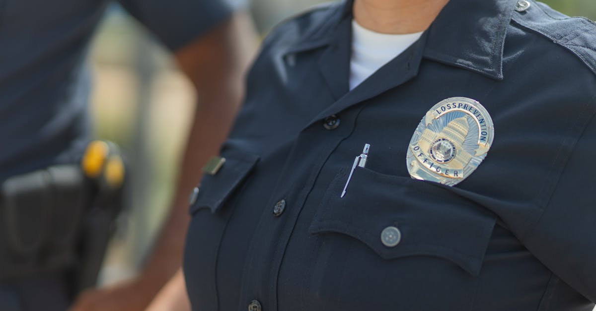 découvrez le rôle essentiel des agents de police municipale dans la sécurité publique, la prévention de la criminalité et le maintien de l'ordre dans nos collectivités. apprenez-en davantage sur les missions, les compétences requises et l'impact positif de la police municipale sur la vie quotidienne des citoyens.