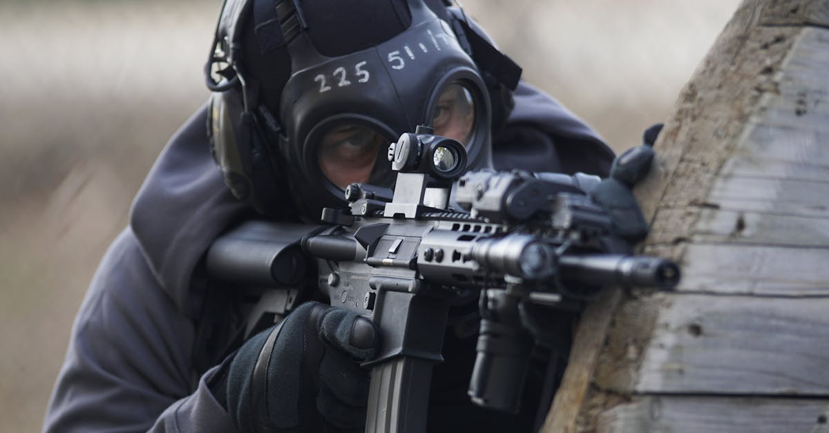 découvrez le rôle du peacekeeper, un artisan de la paix intervenant dans les zones de conflit pour assurer la sécurité, promouvoir le dialogue et soutenir la stabilité internationale.