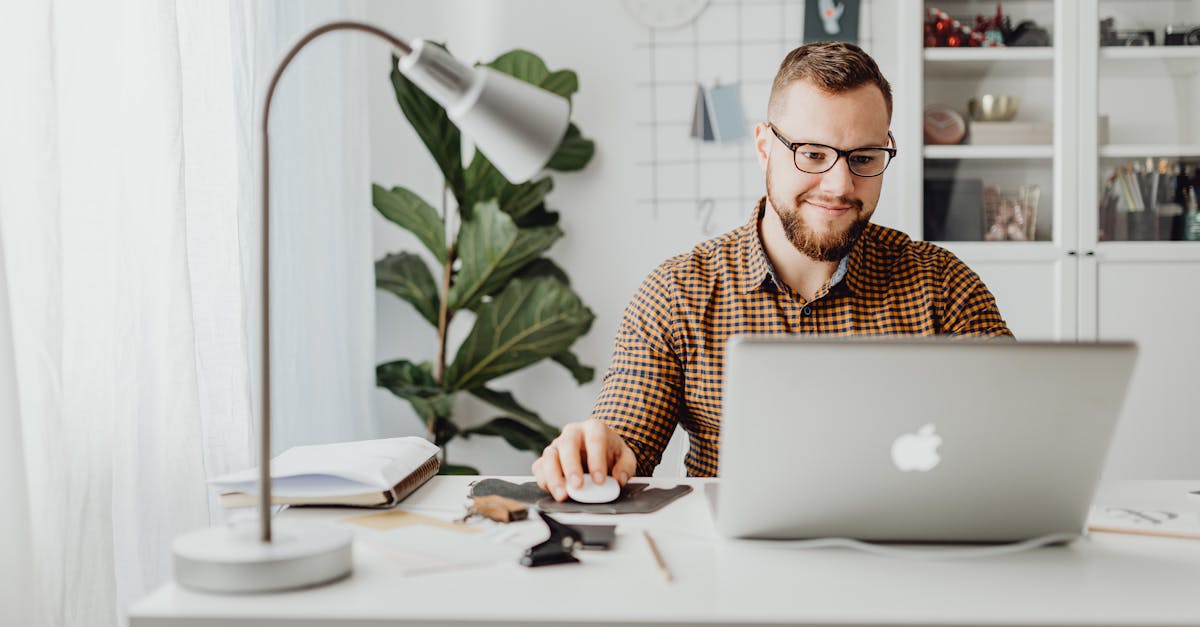 découvrez le rôle clé d'un product manager : responsable de la vision, de la stratégie et du développement de produits innovants, il coordonne les équipes pour garantir la satisfaction des utilisateurs et le succès commercial.