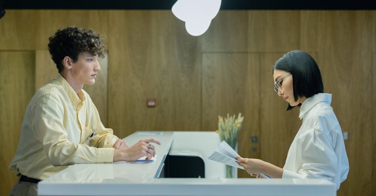 découvrez le rôle essentiel d'un(e) réceptionniste : accueil des visiteurs, gestion des appels et organisation administrative au cœur de l'entreprise. un métier clé pour une première impression réussie !