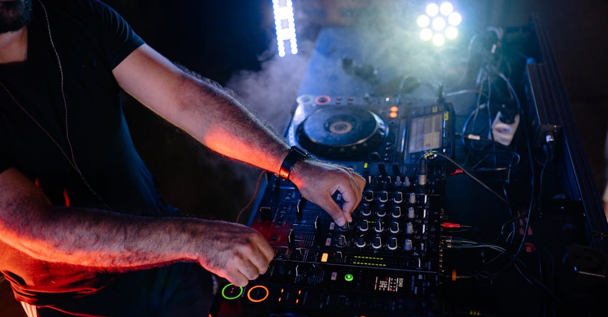 découvrez le rôle du stage manager : un professionnel clé dans l’organisation et la gestion des coulisses lors de spectacles vivants, assurant la coordination entre les équipes techniques et artistiques pour garantir le bon déroulement des représentations.