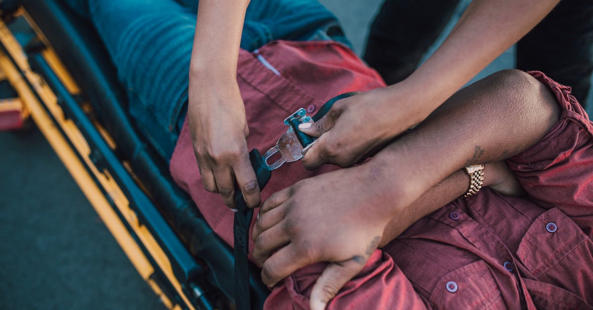 découvrez le rôle essentiel du stretcher-bearer, un professionnel dédié au transport des blessés en situation d'urgence. apprenez-en plus sur leurs compétences, leur formation et l'importance de leur travail dans les interventions médicales.