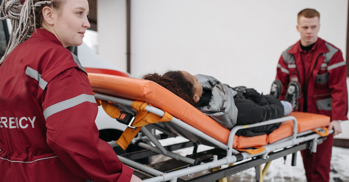 découvrez le rôle essentiel des brancardiers, ces héros du quotidien qui assurent le transport sécurisé des blessés et des malades. apprenez-en plus sur leurs compétences, leur formation et l'importance de leur travail dans le domaine médical et d'urgence.