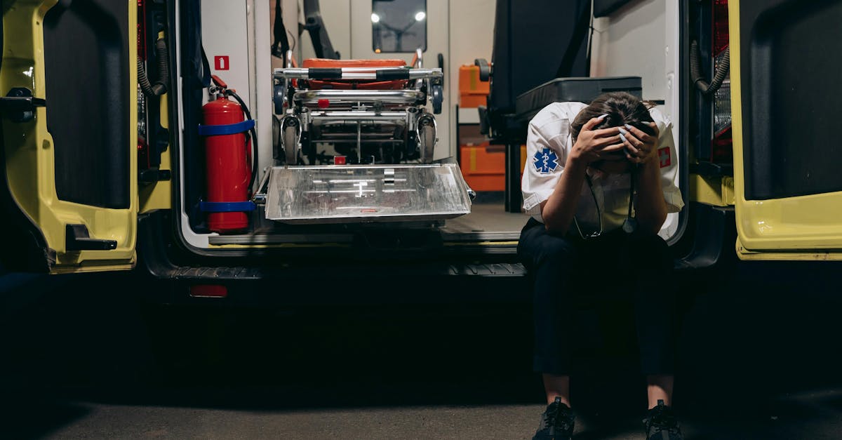 découvrez le rôle essentiel du stretcher-bearer, un professionnel clé dans les situations d'urgence, spécialisé dans le transport sécurisé des blessés. apprenez-en davantage sur ses missions, ses compétences et l'importance de cette fonction héroïque dans le secteur médical et les opérations de secours.