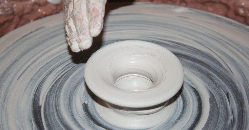 découvrez l'univers fascinant de la céramique : techniques, histoire, artistes et inspirations pour créer ou apprécier des œuvres uniques en terre cuite, porcelaine ou grès.