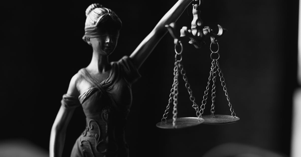 découvrez le métier de court clerk : ses responsabilités au sein des tribunaux, les compétences requises, son rôle essentiel dans la gestion des dossiers judiciaires et le bon déroulement des audiences.