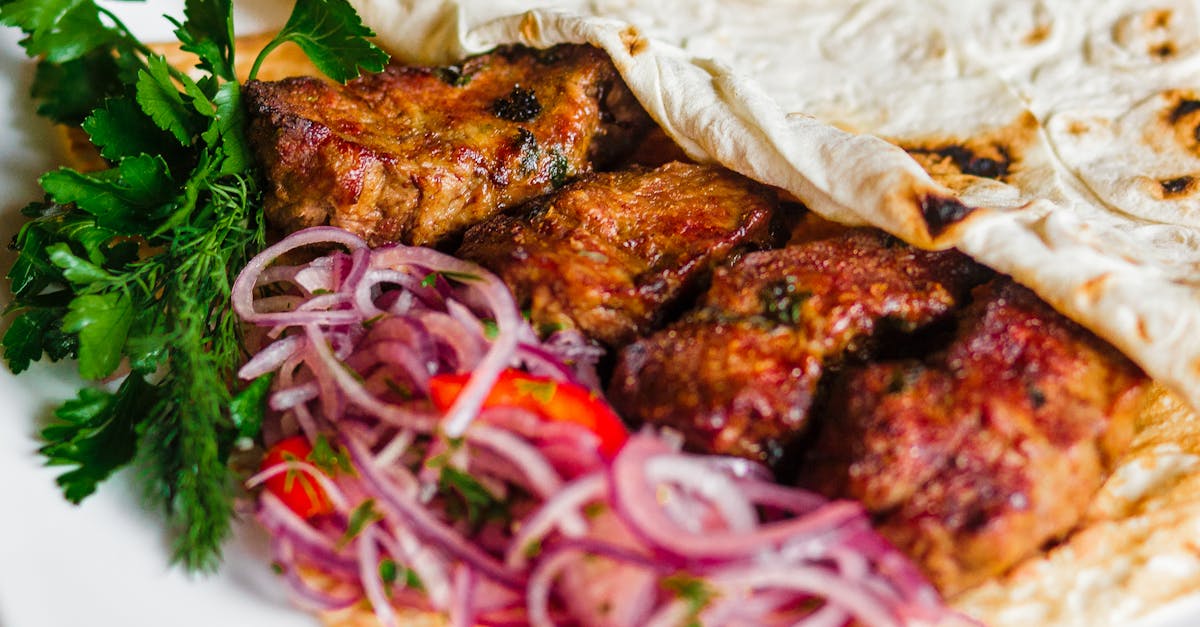 découvrez tout sur le kebab : son origine, ses variantes, ses saveurs et où trouver le meilleur kebab près de chez vous. un incontournable de la street food à savourer !