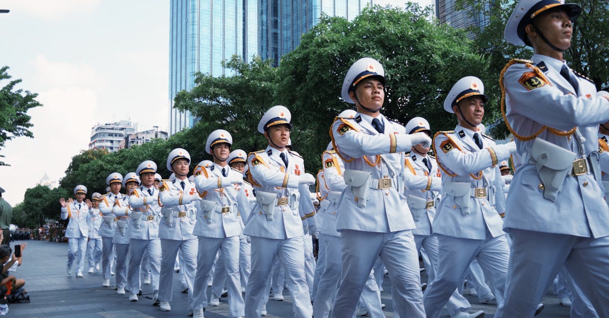 découvrez le métier d'officier de la marine marchande : formation, missions à bord des navires, responsabilités en mer et perspectives de carrière à l'international.
