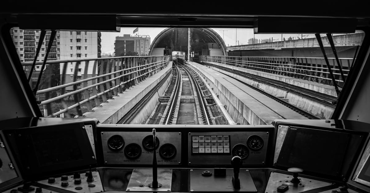 découvrez le métier de conducteur de métro : missions, responsabilités, conditions de travail et perspectives d’évolution dans le secteur des transports urbains.