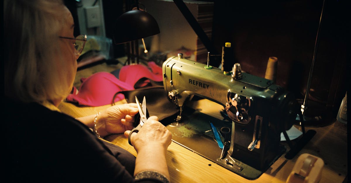 découvrez l'art du patternmaking : apprenez à créer vos propres patrons de couture, à comprendre les bases et les techniques avancées pour concevoir des vêtements adaptés à toutes les morphologies.