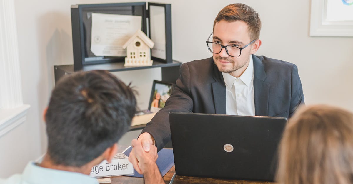 découvrez les coûts liés à la création et à la gestion d'une agence immobilière : frais de démarrage, charges courantes et conseils pour optimiser votre budget dans le secteur de l'immobilier.
