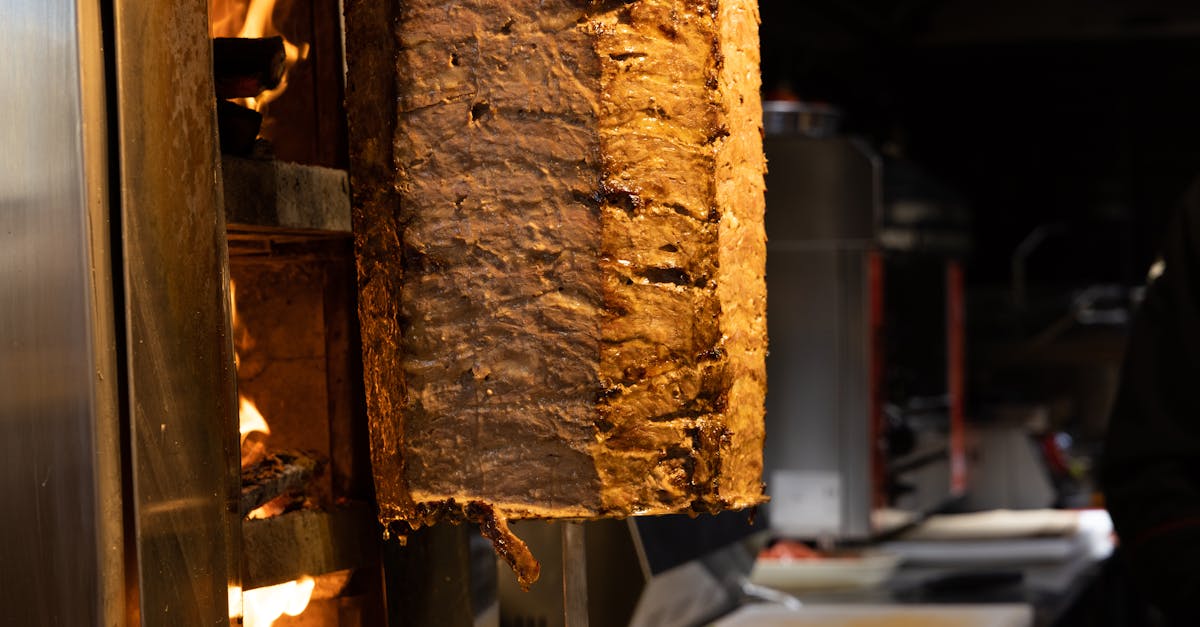 découvrez notre rôtisserie : poulets fermiers rôtis à la broche, travers de porc et spécialités savoureuses, préparées chaque jour avec des ingrédients frais. commandez ou dégustez sur place !