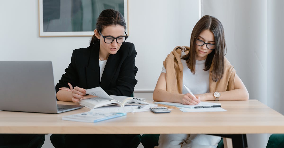 découvrez des enseignants spécialisés passionnés et expérimentés, dédiés à offrir un apprentissage personnalisé et de qualité pour favoriser la réussite de chaque élève.