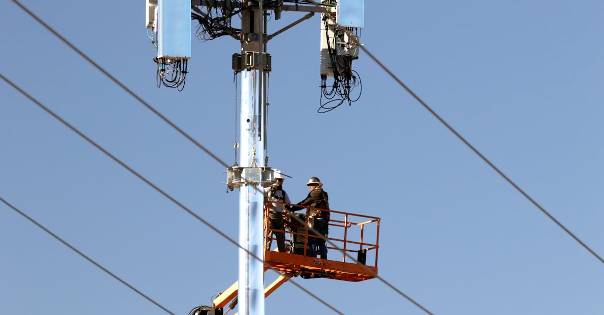 découvrez le métier de technicien en télécommunications : installation, maintenance et réparation des équipements pour garantir la qualité des réseaux de communication. compétences, missions et perspectives d'emploi.