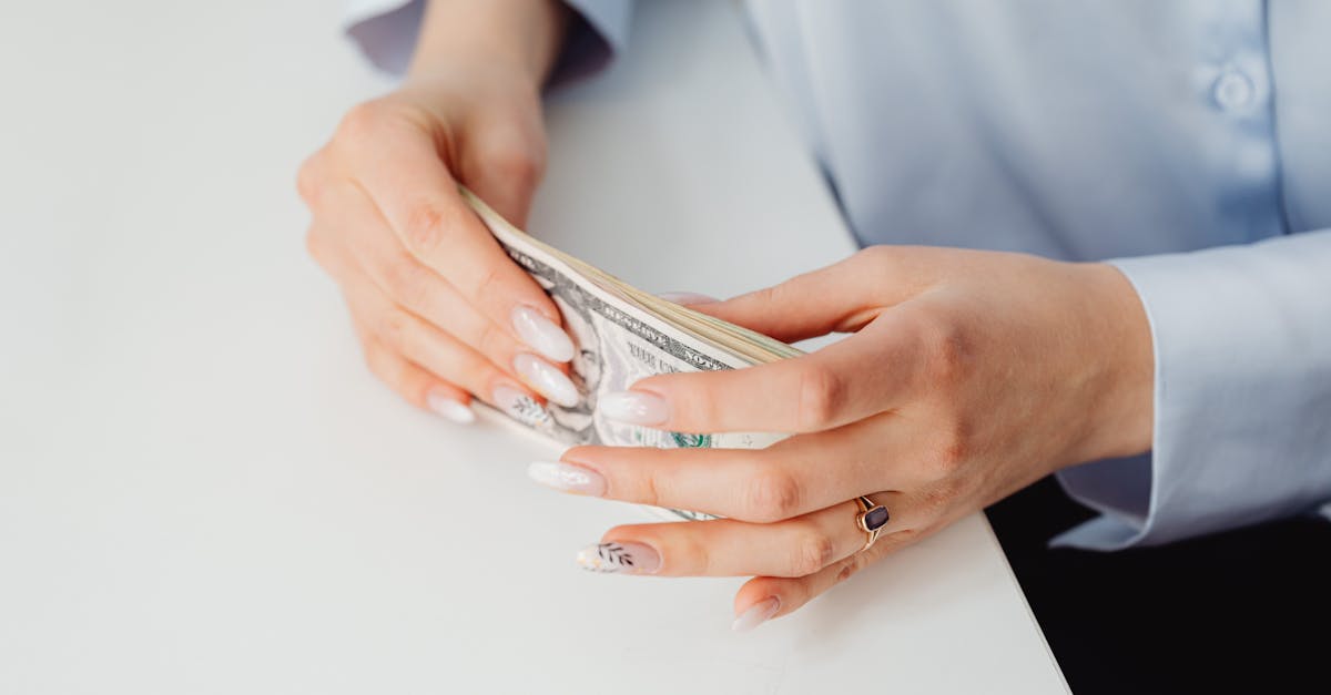 découvrez tout ce qu'il faut savoir sur la saisie sur salaire : fonctionnement, droits des salariés, démarches à suivre et conseils pour réagir face à une procédure de saisie.