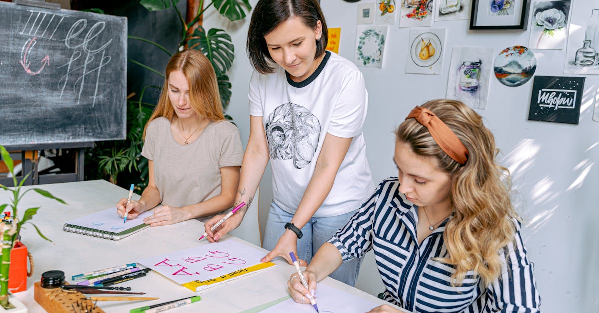 découvrez le métier de professeur d'art : missions, formations, compétences requises et conseils pour enseigner la créativité aux élèves de tous âges.