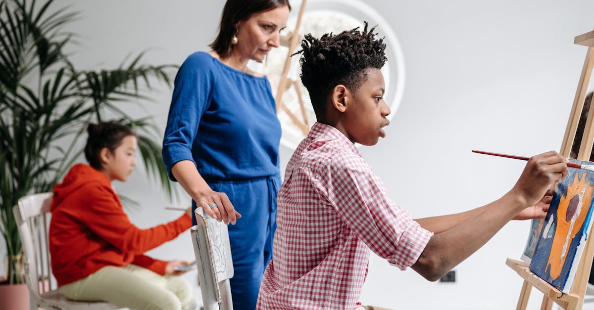 découvrez le métier de professeur d'art : missions, formation, compétences requises et conseils pour enseigner les arts plastiques avec créativité et passion.