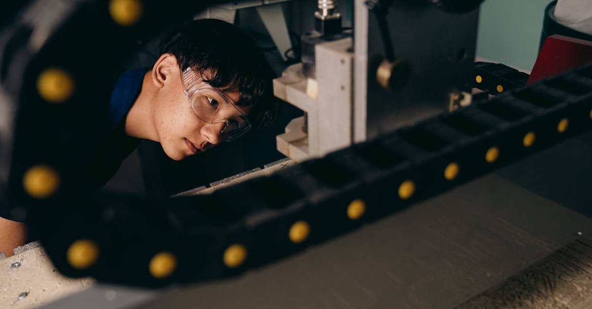devenez technicien en automatisation : découvrez les missions, compétences et formations nécessaires pour installer, programmer et entretenir des systèmes automatisés en milieu industriel.