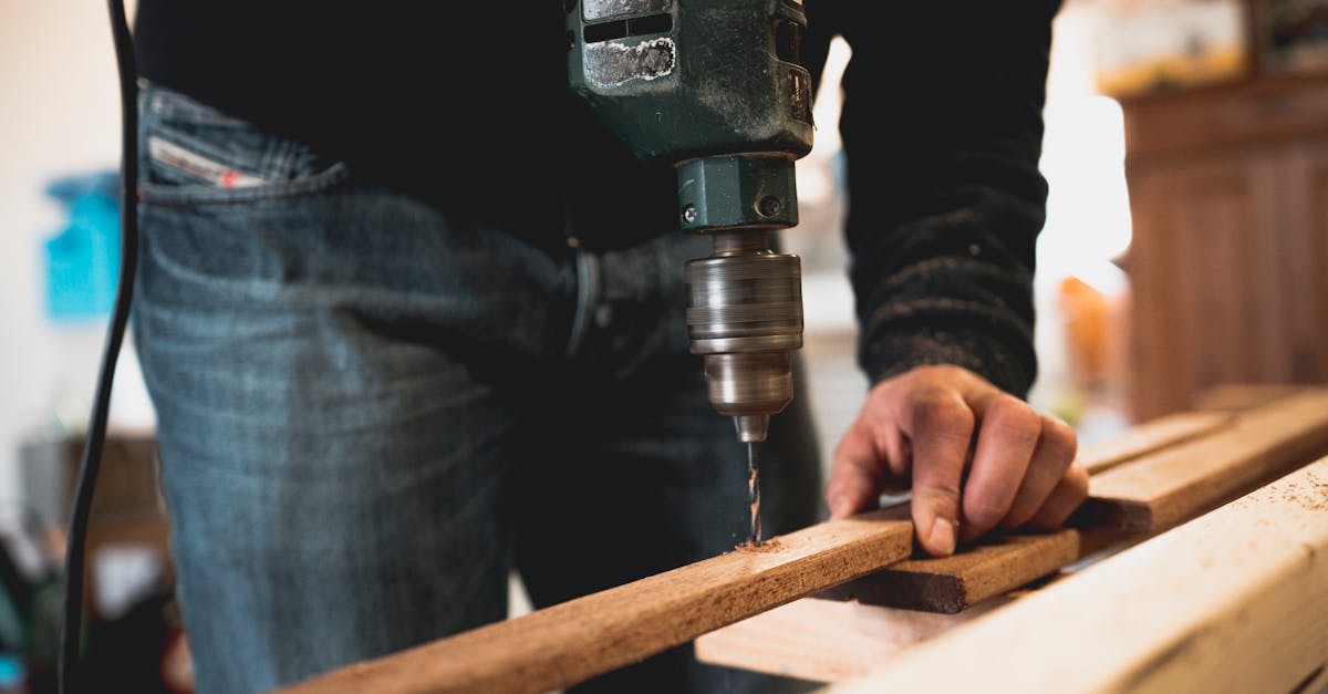 découvrez le métier de charpentier : missions, compétences requises, formation et perspectives d’emploi dans le secteur de la construction bois.