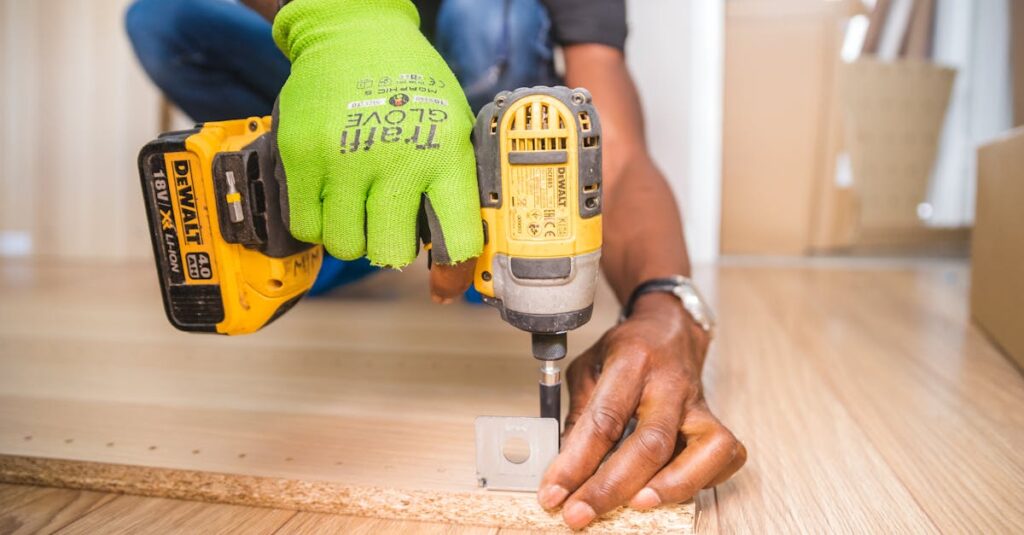découvrez le métier de charpentier : compétences requises, formations, missions et perspectives d'emploi dans la construction bois et l'aménagement intérieur.
