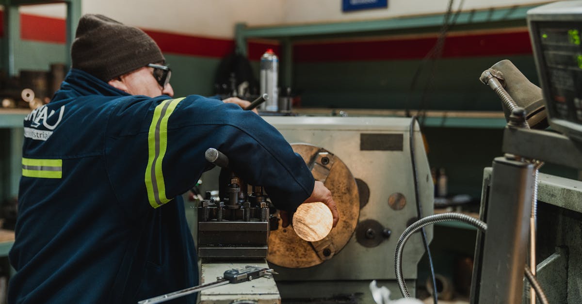 devenez opérateur cnc : découvrez les missions, compétences requises et formations pour travailler sur machines à commande numérique dans l'industrie.