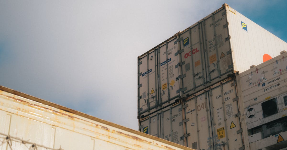 découvrez le rôle d'un freight forwarder : spécialiste de la logistique et du transport international, il organise et assure l'acheminement efficace de vos marchandises à travers le monde.