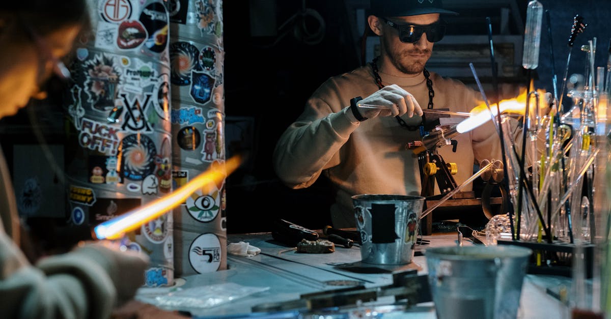 découvrez l'art du soufflage de verre : techniques, histoire, astuces pour débutants et experts, et conseils pour créer des pièces uniques. plongez dans l'univers fascinant du glassblowing !